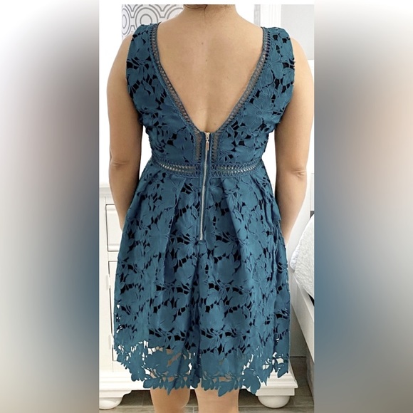 Romeo & Juliet Couture Plunging V Fit & Flare 2 Tone Embroidered Lace Mini Dress - Picture 3 of 6